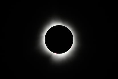Máximo del anterior eclipse total, el 8 de abril de 2024, visto desde Lago Monroe (Indiana EE UU) cuando la luna tapó el sol en el cielo.