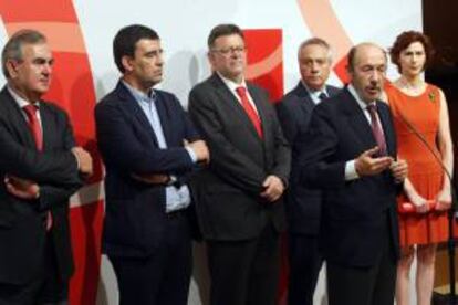 Alfredo Pérez Rubalcaba con los líderes socialistas de Islas Baleares,Bel Olivier (1d;),Andalucía,Mario Jiménez (2i);Comunidad Valenciana Ximo Puig (c);Cataluña,Pere Navarro (2d);y Murcia,Rafael González Tovar (1i),atienden a los medios tras la reunión que han mantenido en Alicante sobre el Arco Mediterráneo.