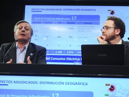 El ministro de Energ&iacute;a argentino, Juan Jos&eacute; Aranguren (izq.), y el subsecretario de Energ&iacute;as Renovables, Sebasti&aacute;n Kind.