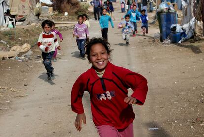 Niños sirios corren para dar la bienvenida del presidente francés, Francois Hollande durante su visita a uno de los campamentos de refugiados en el pueblo de Delhamiyeh, en el valle de Bekaa (Libano), 5 de noviembre 2013.