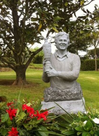 El busto de Ballesteros en su finca de Pedreña.