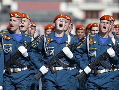 El Comandante Supremo de las Fuerzas Armadas, Vladimir Putin, rindió tributo a los casi 27 millones de civiles y soldados rusos caídos en la Gran Guerra Patria, como se llama en este país el capítulo soviético (1941-45) de la Segunda Guerra Mundial. En la imagen, soldados rusos durante el desfile en la Plaza Roja de Moscú.