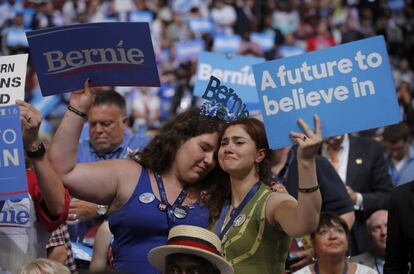 Partidarias de Bernie Sanders este lunes en la convención demócrata en Filadelfia.