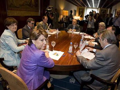Magdalena Álvarez, ayer, en Barcelona, con el equipo ferroviario de Fomento.