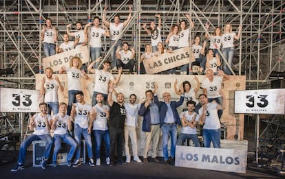 El elenco de '33 El musical', ayer en Ifema. Con chaquetas, los productores Felipe García-Quirós (izquierda) y Nacho Alonso.