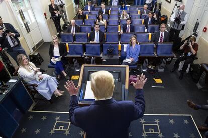 El presidente Donald Trump habla durante la rueda de prensa del día en la Casa Blanca, en Washington. En Estados Unidos se han diagnosticado 337.646 casos positivos de coronavirus y más de 9.600 fallecidos.