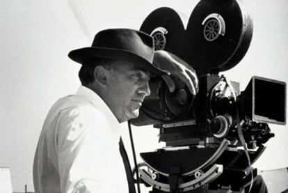 Federico Fellini, durante el rodaje de <i>Ocho y medio, </i>una de las imágenes de la muestra <i>Federico Fellini. El circo de las ilusiones</i>.