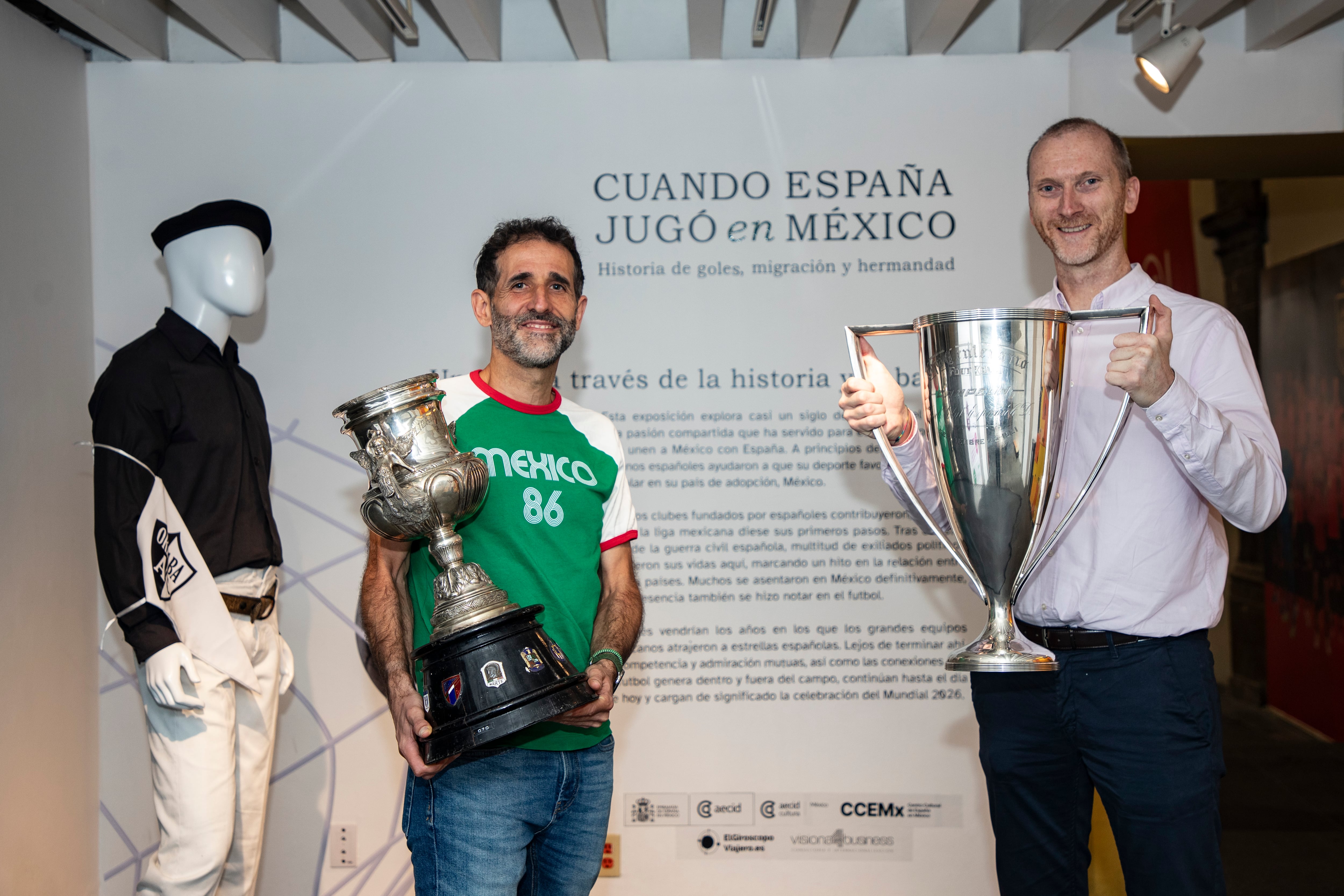 Aitor Pedrueza y Daniel Erro, curadores de la exposición 'Cuando España jugó en México'.