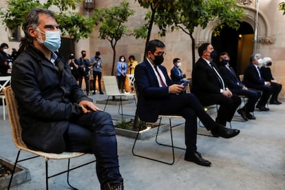 El presidente de Òmnium Cultural, Jordi Cuixart; el secretario general de JxCat, Jordi Sànchez; el presidente de ERC y ex vicepresidente de la Generalitat, Oriol Junqueras, y el nuevo presidente de la Generalitat, Pere Aragonès, durante la toma de posesión del último.