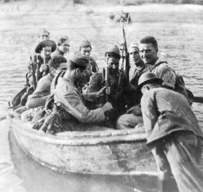 Soldados republicanos cruzan el río en la Batalla del Ebro.