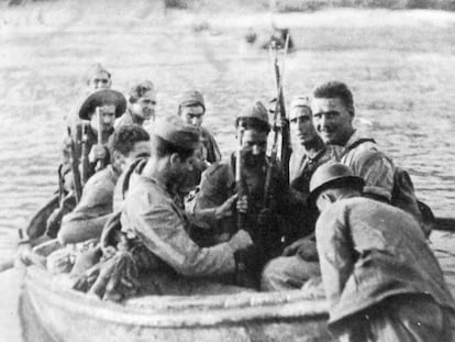 Soldados republicanos cruzan el río en la Batalla del Ebro.