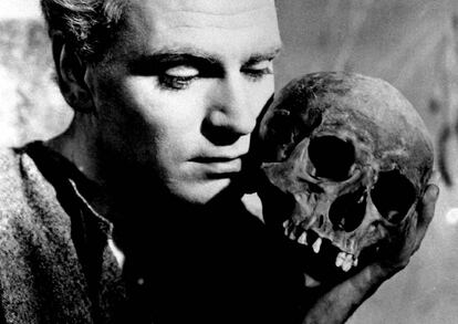 Laurence Olivier como Hamlet.