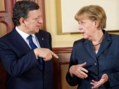 El presidente de la Comisi&oacute;n Europea, Jose Manuel Barroso conversa con la canciller alemana, Angela Merkel, la pasada semana en Straslund.