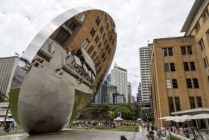 Escultura de Anish Kapoor frente al Museo de Arte Contemporáneo de Sídney (Australia).