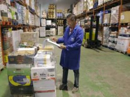 Un voluntario del Banco de Alimentos. EFE/Archiv