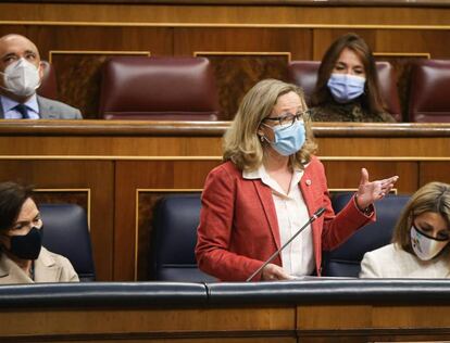 La vicepresidenta segunda del Gobierno, Nadia calviño, responde a la pregunta del portavoz del Grupo Parlamentario Vox, Iván Espinosa de los Monteros, durante la Sesión de Control al Ejecutivo
 