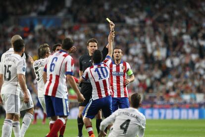 Arda Turan protesta al árbitro tras ver la segunda amarilla.