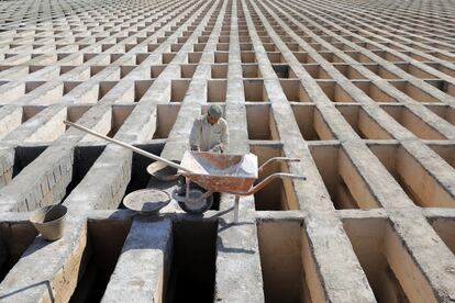 Un trabajador construye nuevas tumbas en el cementerio Behesht-e-Zahra de Teherán el 1 de noviembre.