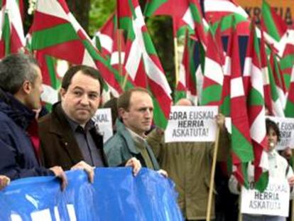 Dirigentes de Batasuna, en una manifestación ante la sede de la Delegación del Gobierno en el País Vasco.