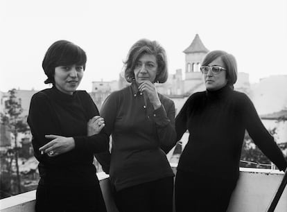 Las escritoras Ana María Moix y Esther Tusquets, en la casa de Sitges de su compañera y escritora, Ana María Matute, el mes de febrero de 1970.