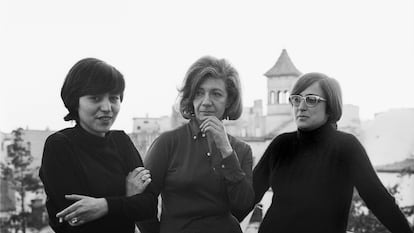 Las escritoras Ana María Moix y Esther Tusquets, en la casa de Sitges de su compañera y escritora, Ana María Matute, el mes de febrero de 1970.