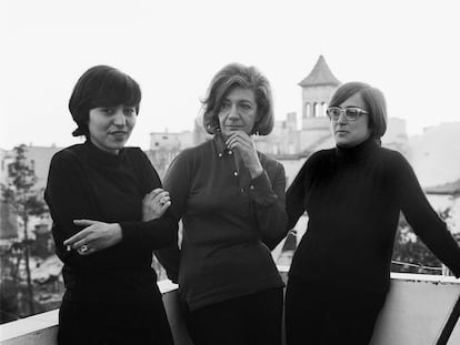 Las escritoras Ana María Moix y Esther Tusquets, en la casa de Sitges de su compañera y escritora, Ana María Matute, el mes de febrero de 1970.