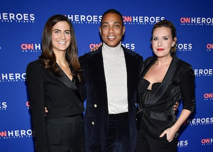 Don Lemon, acompañado de dos compañeras de la cadena, en una gala de la CNN en diciembre pasado en Nueva York.