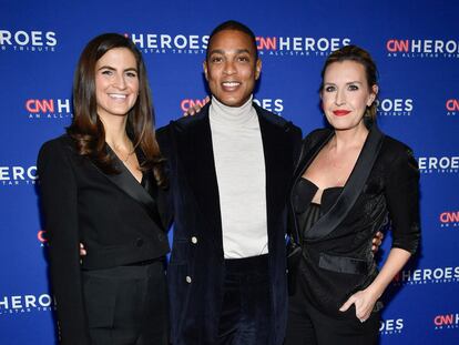 Don Lemon, acompañado de dos compañeras de la cadena, en una gala de la CNN en diciembre pasado en Nueva York.