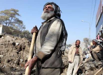 El obrero Abdul Men, en una zanja en Kabul.
