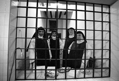 Un grupo de monjas carboneras posan frente al fruto de su trabajo: los pasteles que elaboran en el convento de clausura en el que viven. La exposición está promovida por la Consejería de Empleo y Mujer de la Comunidad de Madrid.