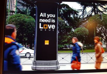 Marquesina con la campaña publicitaria de Love de Orange.