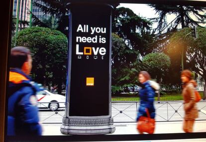 Marquesina con la campa&ntilde;a publicitaria de Love de Orange.