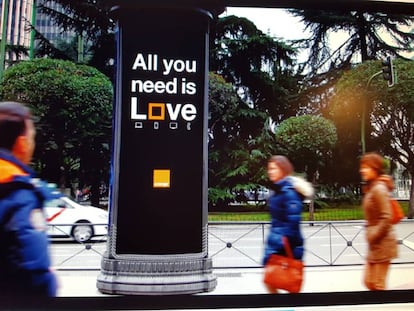 Marquesina con la campa&ntilde;a publicitaria de Love de Orange.