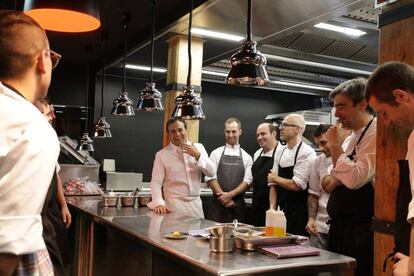 El chef David García, al centro, con el personal de cocina.