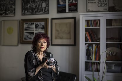 La fotógrafa Pilar Aymerich, en su casa de Barcelona, el 15 de junio de 2016. Aymerich comenzó su carrera profesional en 1968, en la agencia CIS, en Barcelona.