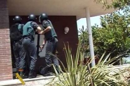 La policía entra en un chalé durante la Operación Mármol Rojo, también el pasado junio.