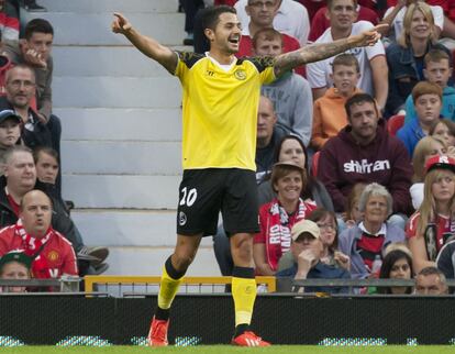 El atacante celebra uno de los goles del Sevilla en un amistoso contra el Manchester United. Centrocampista y extremo, Vitolo, de 23 años, llega de Las Palmas por 3 millones de euros.