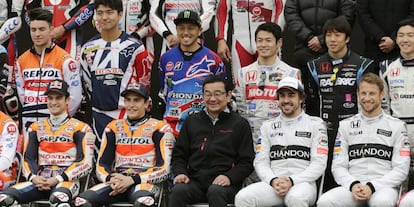 Márquez, junto al presidente de Honda, Takahiro Hachigo, en el 'Honda thanks day'.