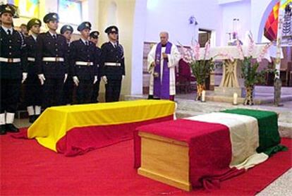 Los atades de Julio Fuentes y Maria Grazia Cutuli, durante la ceremonia religiosa celebrada en la base militar de Ciampino, en Roma.