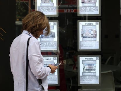 Vista de un escaparate de una inmobiliaria en Madrid, con anuncios de pisos en venta.