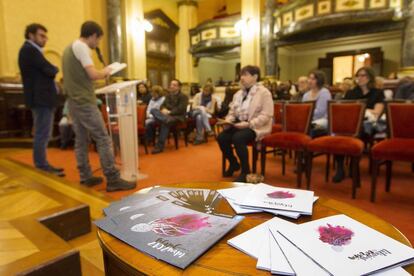 Lectura de poemas de Carlos Casares en la Sala de pleno del Ayuntamiento coru&ntilde;&eacute;s. 