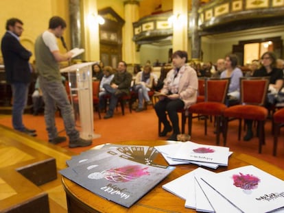 Lectura de poemas de Carlos Casares en la Sala de pleno del Ayuntamiento coru&ntilde;&eacute;s. 