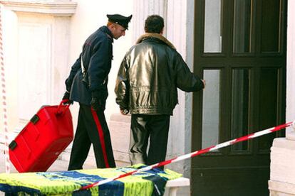 Dos policas italianos entran en la iglesia donde estall una bomba oculta en un cirio la semana pasada.