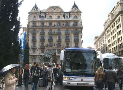 Varios autocares aparcados ayer frente a la plaza de Ramon Berenguer.