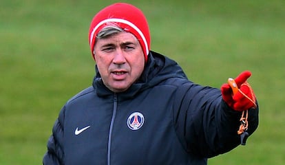 Carlo Ancelotti en el entrenamiento del PSG