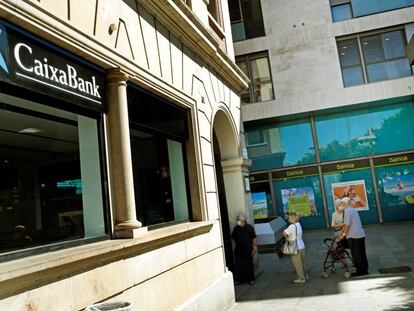 Oficinas de Bankia y CaixaBank en L'Hospitalet (Barcelona).