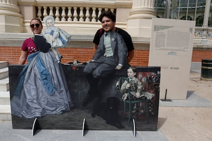 Dos asistentes posan en el `photocall´de la yincana literaria organizada por EL PAÍS, en la Feria del Libro.