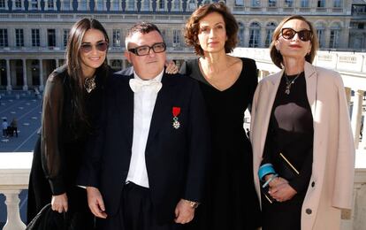 De izquierda a derecha: la actriz Demi Moore, el dise&ntilde;ador Alber Elbaz, la ministra francesa de Cultura Audrey Azoulay y la int&eacute;rprete Kristin Scott Thomas.