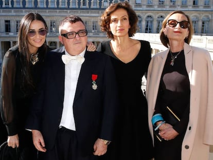 De izquierda a derecha: la actriz Demi Moore, el dise&ntilde;ador Alber Elbaz, la ministra francesa de Cultura Audrey Azoulay y la int&eacute;rprete Kristin Scott Thomas.