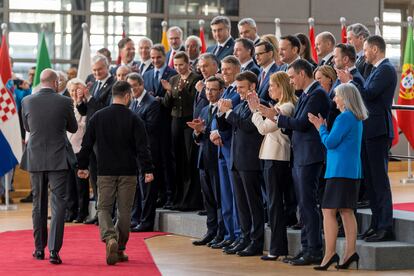 Los líderes de la UE reciben con aplausos al presidente de Ucrania, Volodímir Zelenski, en Bruselas, el pasado mes de febrero.